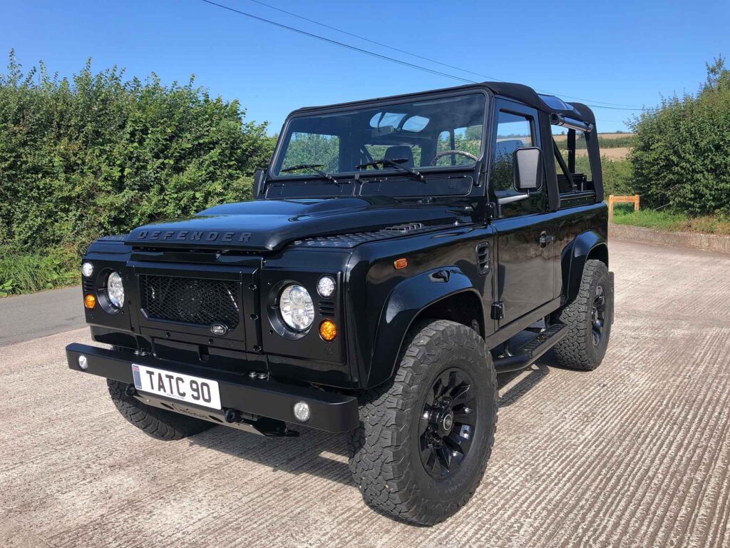 LAND ROVER DEFENDER 90 – KBX WITH ROLL CAGE IN BELUGA BLACK | TATC